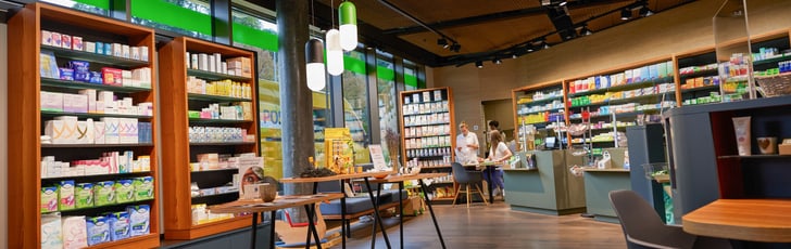 Apotheke von innen Apotheke von innen mit Personal