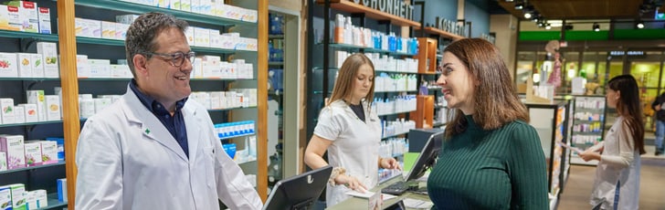 Beratung in der Apotheke Apotheker berät eine Kundin