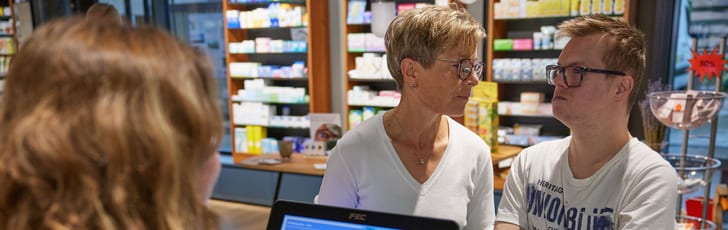 Konsultation in der Apotheke Kunden an der Theke der Apotheke bei einer Beratung