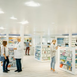 Offizinapotheke von innen eine Offizinapotheke von innen mit Kunden